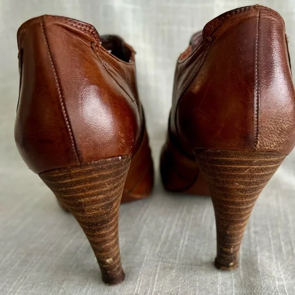SZ 9M
Audrey Brooke Adele Cognac Leather Ankle Booties Buckle Heel - Picture 4 of 7